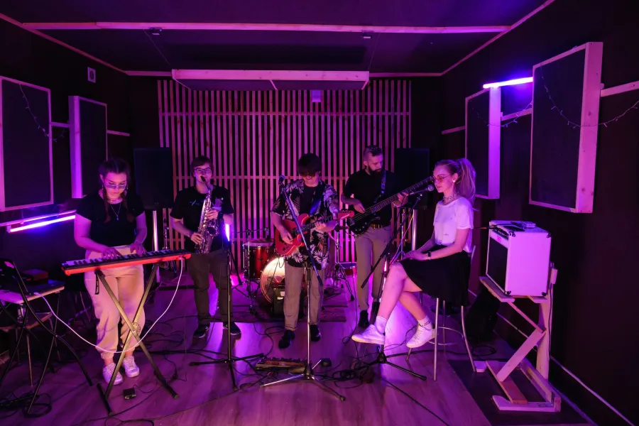 Sala com iluminação de palco