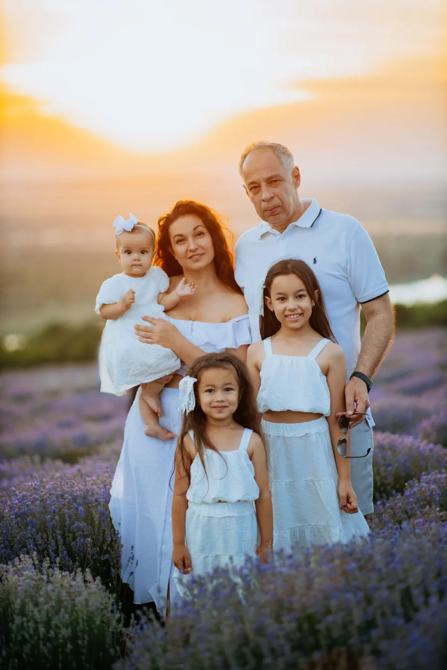 Família no campo de lavanda