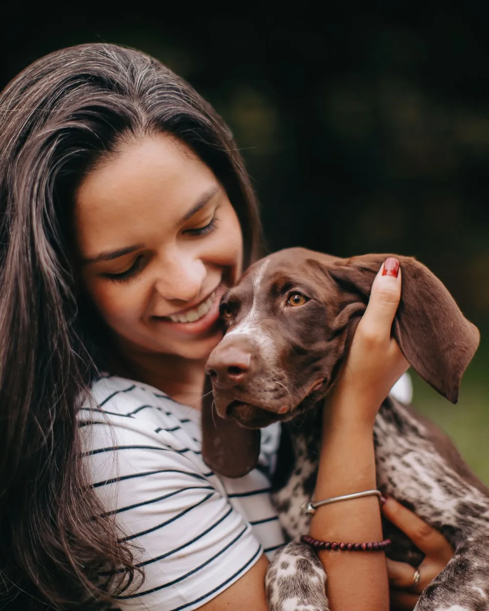 Tutora abraçando o pet