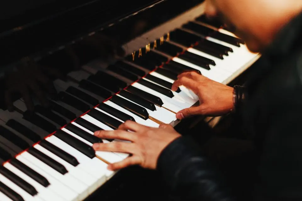 Mãos no piano